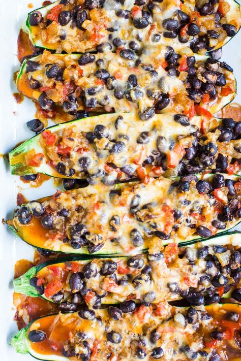 Enchilada Zucchini Boats- this recipe is VEGAN, vegetarian, gluten free, and super easy to make. Perfect for the summer when zucchini is everywhere! Enchilada Zucchini Boats, Vegetarian Zucchini Recipes, Vegetarian Zucchini Boats, Zucchini Boat, Zucchini Enchiladas, Zucchini Boat Recipes, Stuffed Zucchini, Vegan Zucchini, Zucchini Boats