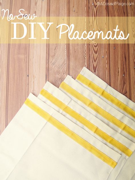 DIY No-Sew Placemats - These placemats are super easy to make! The best part is that they involve absolutely no sewing whatsoever so they are perfect for anyone… Placemats Diy, Boho Placemats, Diy Placemats, Mesh Wreath Tutorial, Diy Napkins, Diy Picture Frames, Diy And Crafts Sewing, Boho Diy, No Sew