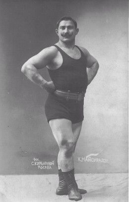 Strongman Circus Strongman, Cirque Vintage, Circus Sideshow, Strong Man, Circus Performers, Circus Costume, Funny Photography, Vintage Carnival, Circus Theme