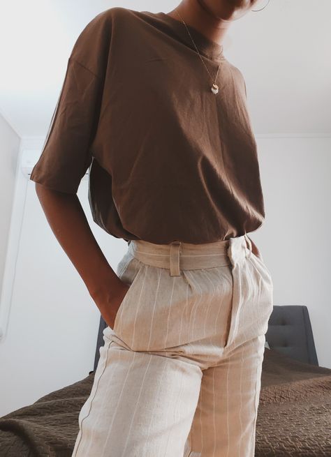 Brown T Shirt Outfit, Brown Tshirt Outfit, Almond Mom, Mom Aesthetic, Tee Shirt Outfit, Autumn Palette, Brown Tee, Tshirt Outfit, Brown Tshirt