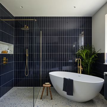 Modern bathroom with navy blue tiles Big Bathroom Design, Navy Blue Tile, Navy Bathroom, Black Bathroom Furniture, Shower Over Bath, Sophisticated Bathroom, Bathroom Design Trends, Bathroom Design Ideas, Bathroom Color