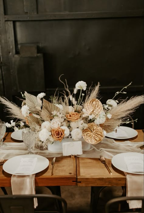 Short Boho Centerpieces, Dried Flower Table Arrangements Wedding, Main Table Wedding, Boho Centerpiece, Wedding Theme Color Schemes, Boho Wedding Centerpieces, Table Arrangements Wedding, Gala Ideas, Low Centerpieces