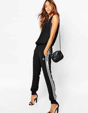 adidas Originals 3 Stripe Cuffed Sweat Pants Gardening Pants, Adidas Sweatpants Outfit, Adidas Leggings Outfit, Legging Adidas, Beige Hose, Sporty Suit, Looks Adidas, Adidas Hose, Look Adidas