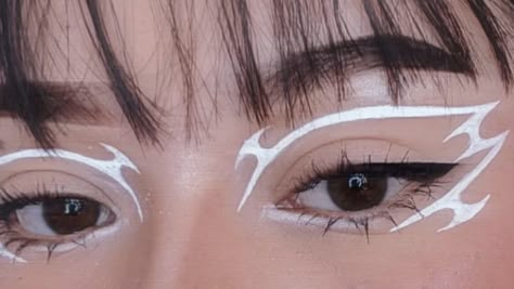 Cyberpunk Eyeliner, White Graphic Eyeliner, Hippie Makeup, Eyeliner Designs, Eyeliner Ideas, Graphic Makeup, Graphic Eyeliner, Halloween Makeup Inspiration, Swag Makeup