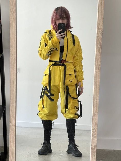 Bright Techwear, Rave Street Style, Yellow Cyberpunk Outfit, Techcore Fashion, Urban Flash Cyberpunk, Casual Cyberpunk Outfit, Neon Cyberpunk Outfit, Yellow Techwear, Neon Techwear