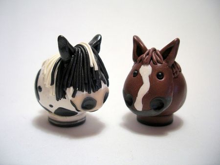 cute fimo horses Pottery Horse, Lampwork Bead Jewelry, Air Dry Clay Projects, Polymer Beads, Polymer Clay Sculptures, Polymer Clay Animals, Cute Polymer Clay, Clay Animals, Ceramic Animals