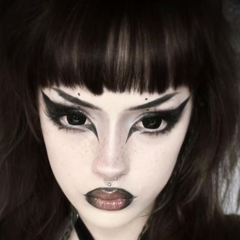 Souxie Soux Makeup, Goth Makeup Looks Trad, Messy Goth Makeup, Goth Looks Makeup, Trade Goth Makeup, Easy Goth Makeup Simple, Trad Goth Makeup Template, Trad Goth Eye Makeup, Goth Vampire Makeup