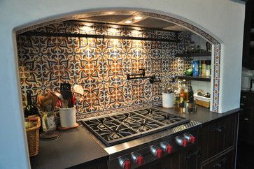 Spanish Style Kitchen Backsplash, Rustic Spanish Kitchen, Modern Spanish Style Kitchen, Spanish Tile Backsplash, Spanish Kitchen Decor, Spanish Kitchen Design, Spanish Interior Design, Modern Spanish Style, Spanish Style Kitchen