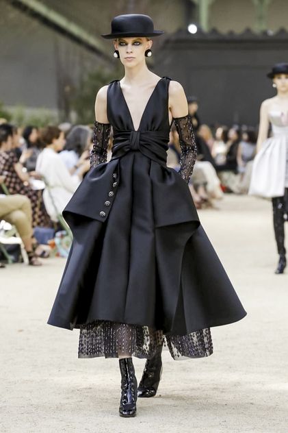 A Parisian in Chanel  by Giampietro Baudo - MFFashion   Un femme parisienne. Charming and elegantly architectural. Wearing bouclé and plumage that looks like fur, all with a feel that i... Chanel Fall 2017, Fashion Collection Inspiration, Chanel 2017, Mode Dress, Couture Evening Dress, Black Dresses Classy, Chanel Couture, Haute Couture Dresses, Chanel Haute Couture