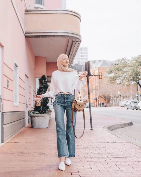 With Love, Leena on Instagram: “Happy Sunday!!! Wishing I was outside in this beautiful weather we are having right now! I’m at work today and missing my kitty 😂” Bellbottom Jeans Outfit, White Outfits Hijab, Bellbottom Jean Outfits, Pastel Hijab, Hijab Outfit Jeans, Outfit For Hijab, Leena Snoubar, With Love Leena, Love Leena