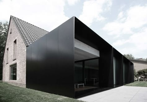 House DS (Extension +Remodel) | Destelbergen, Belgium | GRAUX & BAEYENS architecten | photo © Philippe Brysse Architecture Extension, Houses Architecture, Black Houses, Casa Country, Exterior Cladding, Belem, Architecture Exterior, House Extensions, Architecture Photo