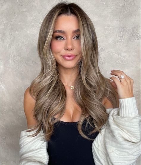 Beige Blonde Hair, Sierra Furtado, Fall Blonde Hair, Dark Blonde Hair Color, Ashy Blonde, Hair Color Options, Brunette Hair With Highlights, Color Balayage, Dark Roots Blonde Hair