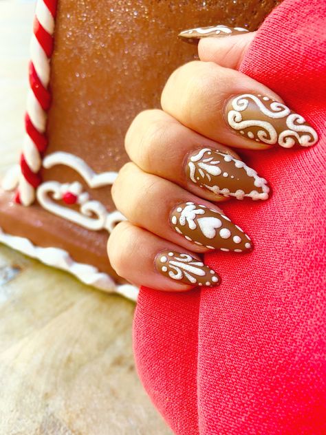 Cute nail art if brown matte nails to look like gingerbread with the nail design in white, puffy, icing in cute gingerbread cookie designs like swirls, loops, hearts and dots to edge and decorate each nail! Cookie Nail Art, Cute Gingerbread Cookies, Gingerbread Nails, Kandee Johnson, Cute Nail Polish, Icing Design, Xmas 2024, Cute Christmas Nails, Twinkle Toes