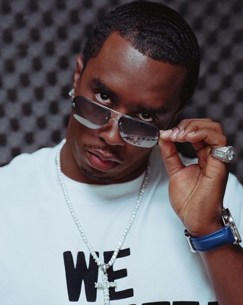 We list some of the biggest Celebrity Endorsement Flops in Fashion in our guide to 5 Celebrity Clothing Lines We Wish Never Happened. Bad Boy Records, Faith Evans, Sean Diddy Combs, Sean Combs, Diddy Combs, Hip Hop Quotes, Rap Artists, American Rappers, Hip Hop Culture