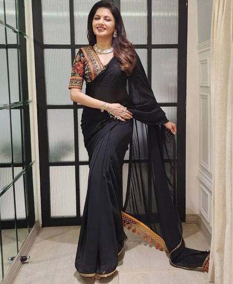 BHAGYASHREE IN BLACK SAREE BY MOHINI CHHABRA Latkan Lace, Black Sari, Saree Wearing, Saree Wearing Styles, Simple Saree Designs, Fashionable Saree Blouse Designs, Fancy Sarees Party Wear, Party Sarees, Simple Sarees