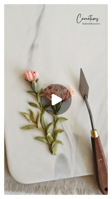 Butter&Blossoms. on Instagram Butter Icing Flowers, Butter Cream Flowers Tutorial, Pallet Knife Buttercream Flowers, How To Make Buttercream Flowers, Piped Flower Cake, Fall Flower Cake, Carnation Cake, Flower Of January, Butter Cream Flowers