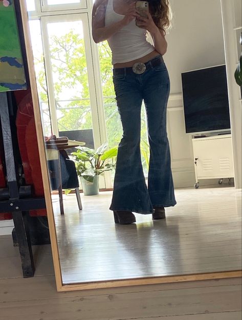 70s bell bottoms and boots Bell Bottom Jeans Outfit Aesthetic, Go Go Boots Outfit, Bell Bottoms And Boots, 70s Bell Bottoms, Bell Bottom Jeans Outfit, Boots Outfits, Country Boots, Gogo Boots, Model Inspo