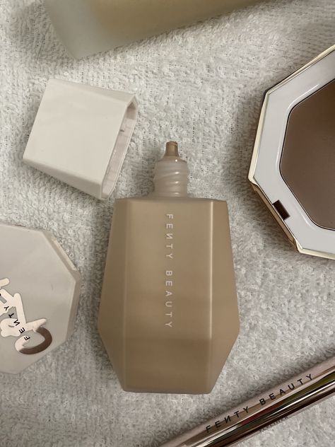 Fenty Beauty Foundation Aesthetic, Fenty Tint, Fenty Aesthetic, Fenty Beauty Aesthetic, Fenty Makeup, Clean Hygiene, Fenty Skin, Fenty Beauty Makeup, Flatlay Makeup