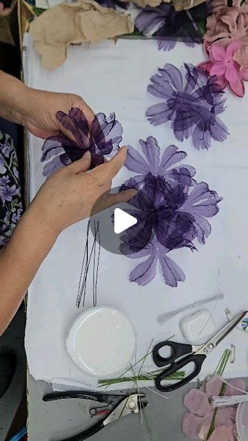 Handmade Fabric Flowers Diy, How To Make Silk Flowers, Organza Flowers How To Make, Organza Flowers Diy, Organza Ideas, Diy Organza Flowers, Silk Flowers Tutorial, Fabric Flowers Handmade, Silk Flowers Diy