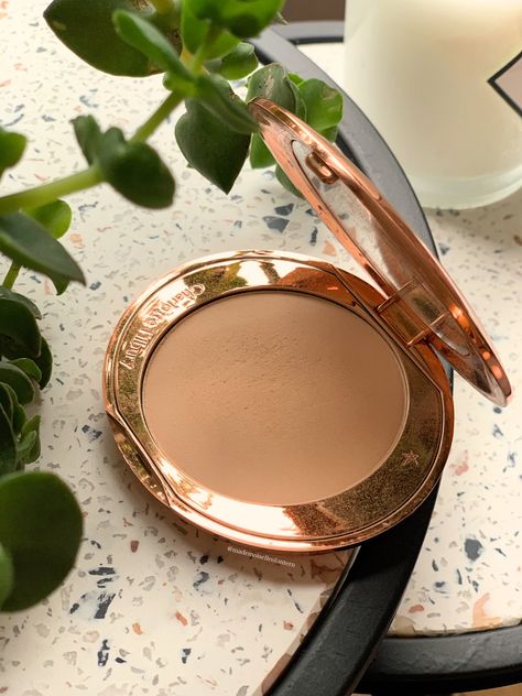 Charlotte Tilbury Setting Powder, Charlotte Tillberry, Charlotte Tilbury Powder, Vogue Aesthetic, Makeup Companies, Random Products, Bag Items, Pretty Skin Care, Pretty Skin