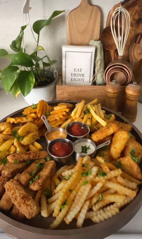 Platter Night Ideas, Boards Food Ideas, Fried Food Board, French Fries Board, French Fry Charcuterie Board, Yellow Food Board, Fast Food Board, Fast Food Charcuterie Board, Party Food Platters Ideas