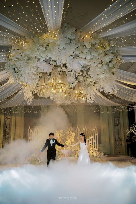 Wedding Venue With Lights, Wedding Chandelier Ideas Ceiling Decor, Weeding Decoration Inside, Ballroom Wedding Decoration, Reception Ceiling Design, Wedding Decor Ceiling, Wedding Chandelier Ideas, Ceiling Decorations Wedding, Ballroom Chandelier