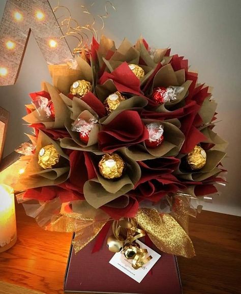 Ferrero Rocher Flower, Rocher Bouquet, Bouquet Diy Gift, Ferrero Rocher Bouquet, Christmas Day Lunch, Chocolate Flowers Bouquet, Gold Bouquet, Chocolate Bouquet Diy, Candy Bouquet Diy