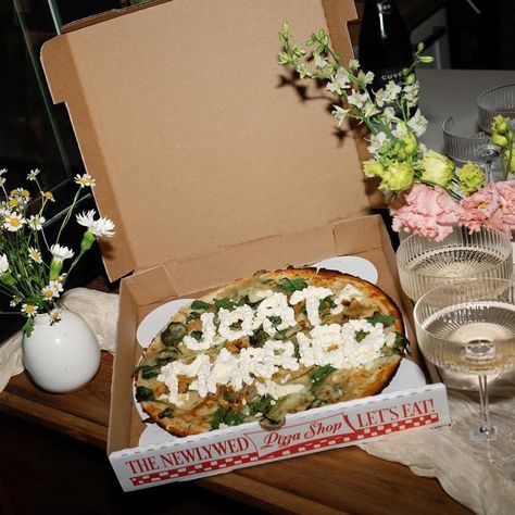 Just Married Pizza, Pizza Bar At Wedding, Michel Janse, Bar At Wedding, Pizza Wedding, Summer Wedding Reception, Pizza Bar, Field Wedding, Catering Options