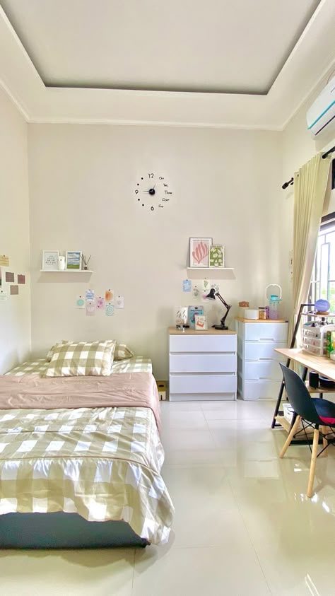 Makeover Kamar Tidur Aesthetic, Bilik Tidur Aesthetic, Comfortable Bedroom Decor, Small Room Makeover, Bedroom Ideas For Small Rooms Diy, Hiasan Bilik Tidur, Small Room Design Bedroom, Easy Room Decor, Decor Ideas Bedroom