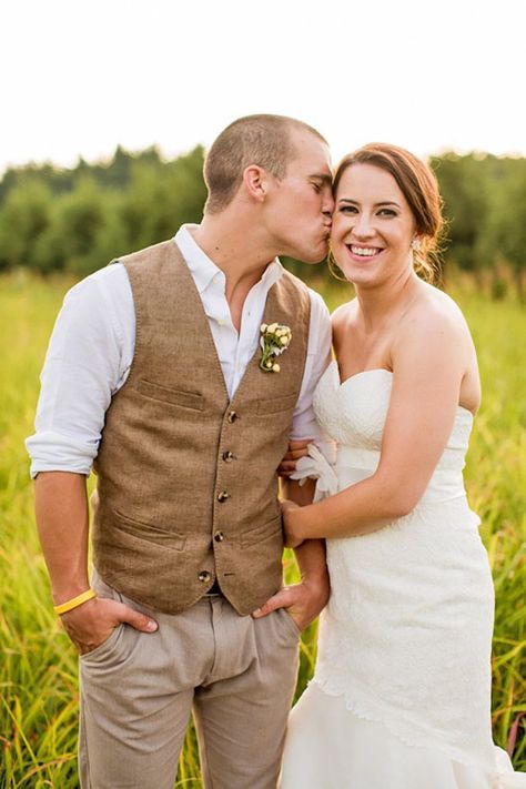 Waistcoats, suspenders, caps and jeans all combine to achive rustic groom attire. Check this out to see what you could wear for country weddings! Groom Attire Rustic, Casual Groom Outfit, Casual Groom Attire, Rustic Groom, Casual Grooms, Rustic Wedding Colors, Vintage Groom, Mens Wedding Attire, Groom Wedding Attire