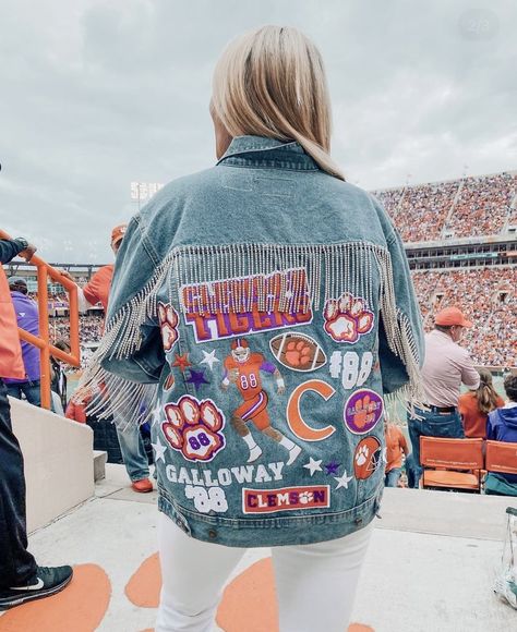 Jean Jacket Diy, Customised Denim Jacket, Custom Jean Jacket, Diy Denim Jacket, College Games, Custom Denim Jacket, Football Jackets, Painted Denim Jacket, Painted Jacket