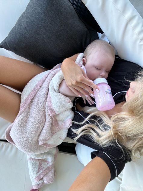 cute baby, motherhood, bottle fed babies, barefoot dreams baby blanket, pajamas New Mum Aesthetic, Mum And Baby Aesthetic, First Time Mom Aesthetic, Blonde Mom Aesthetic, Mom Esthetics, Baby Mama Aesthetic, Mom Feeding Baby, Momma Aesthetic, New Mom Aesthetic