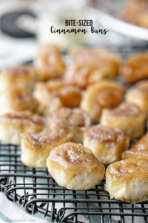 These Bite-Sized Cinnamon Buns require no yeast or kneading. Using crescent rolls, you'll have them ready to serve in minutes. Recipe at livelaughrowe.com Crescent Roll Mini Cinnamon Rolls, Cinnamon Roll Appetizer, Bite Size Brunch Food, Breakfast Small Bites, Bite Size Breakfast Ideas, Brunch Bites Finger Foods, Bite Size Brunch, Party Food Snacks, Mini Cinnamon Buns