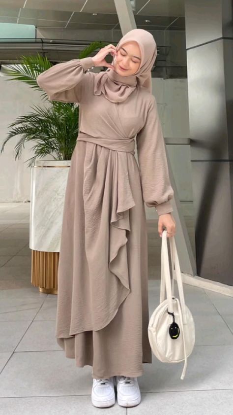 Muslim Fashion Dress Modern, Abaya Fashion Modern, Fall Fashion Outfits Casual, Model Gamis, Chic Dress Classy, Mode Abaya, Ootd Dress, Fashion Muslim, Trendy Dress Outfits