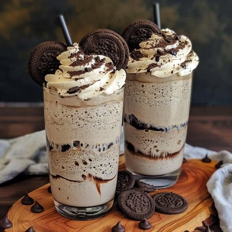 Cookies and Cream Frappuccino Yummy Deserts Pics, Crazy Desserts Ideas, Cookies And Cream Drink, Cookies And Cream Frappuccino, Cookies And Cream Shake, Coffee Shop Food, Oreo Frappuccino, Aesthetic Ice Cream, Oreo Ideas