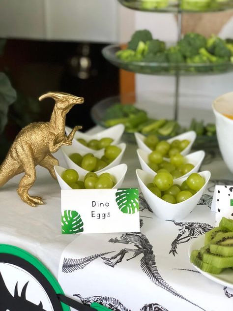 Fête Jurassic Park, Dinosaur Snacks, Dinosaur Party Food, Dinosaur Birthday Decorations, Jurassic Park Birthday Party, Dinosaur Birthday Party Ideas, 4de Verjaardag, Dinosaur Birthday Theme, Birthday Party At Park