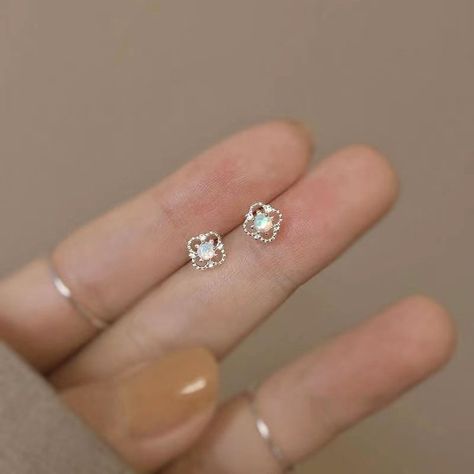 Dainty Gold Earrings, Opal Stud Earrings, Vintage Stud Earrings, Opal Earrings Stud, Opal Studs, Moonstone Earrings, Opal Earrings, Small Earrings, Floral Earrings