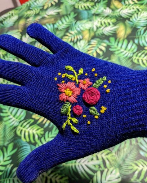 Video tutorial by Studio Jessie how to embroider on gloves Embroidery On Gloves, Embroidery Gloves, Embroidered Gloves, Embroidery Roses, Kid Gloves, Homemade Gift Ideas, Flower Embroidery, Embroidery Ideas, Homemade Gifts