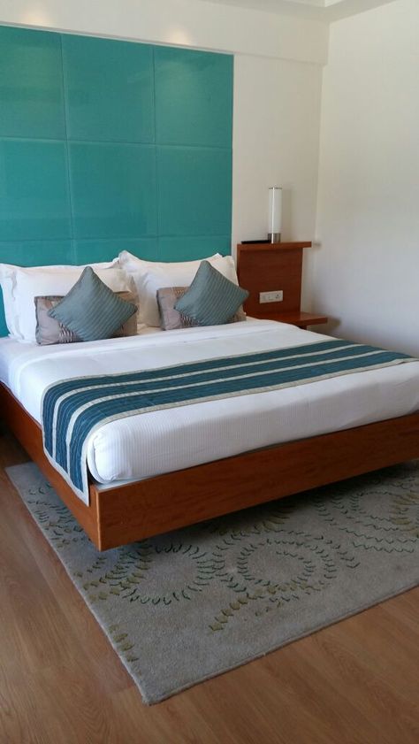 How to Make a Hotel Bed (with Pictures) - wikiHow Simple Hotel Room Design, Hotel Rooms Aesthetic, Airbnb Pictures, Hotel Room Pictures, Double Room Hotel, Bed Display, Bed Pictures, Hotel Pictures, Small Hotel Room