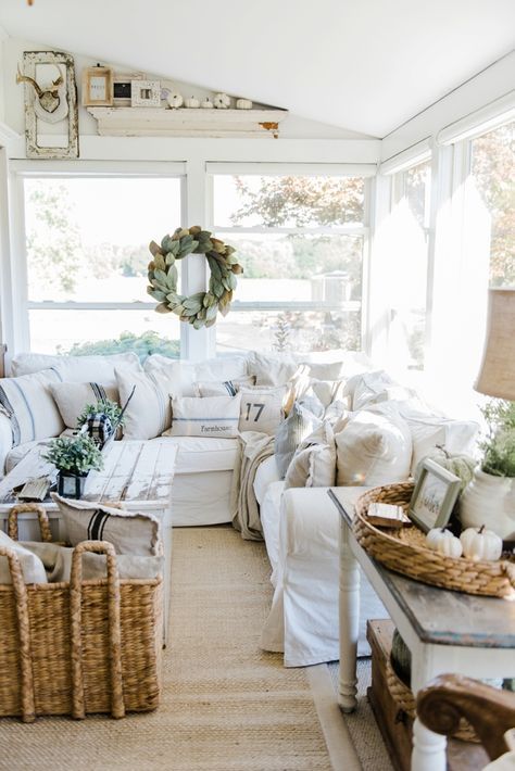 Neutral fall decor - A cozy farmhouse fall sunroom. A must pin for cozy fall decor inspiration! Fall Sunroom, Farmhouse Sunroom, Farmhouse Living Room Decor Ideas, Liz Marie, Rustic Farmhouse Living Room, Sunroom Decorating, Sunroom Designs, Coastal Living Rooms, Modern Farmhouse Living Room