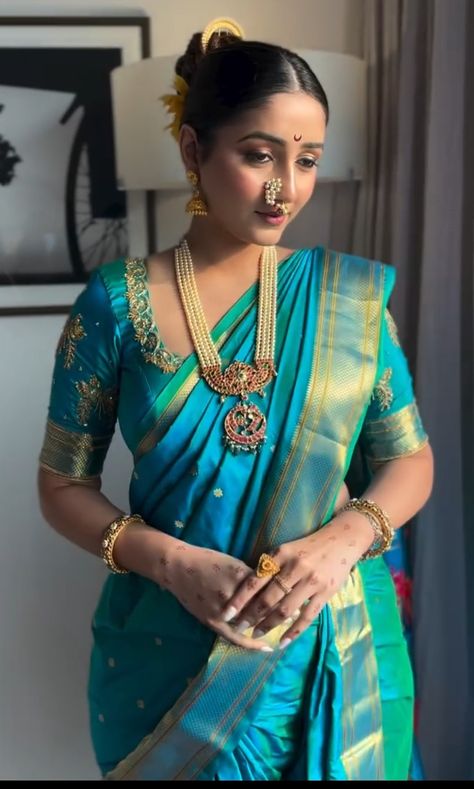 Pastel Sarees For Engagement, Wedding Nauvari Look, Blue Nauvari Saree Brides, Narayan Peth Saree Blouse Design, Bridal Nauvari Saree, Traditional Marathi Saree Look, Nawari Saree Look, Maharashtrian Nauvari Look, Marathi Jewellery Traditional