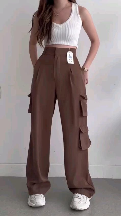 Celana Kargo, Loose Pants Outfit, Cargo Outfit, High Waisted Pants Outfit, Casual College Outfits, Casual Day Outfits, Quick Outfits, Easy Trendy Outfits, Baggy Pants