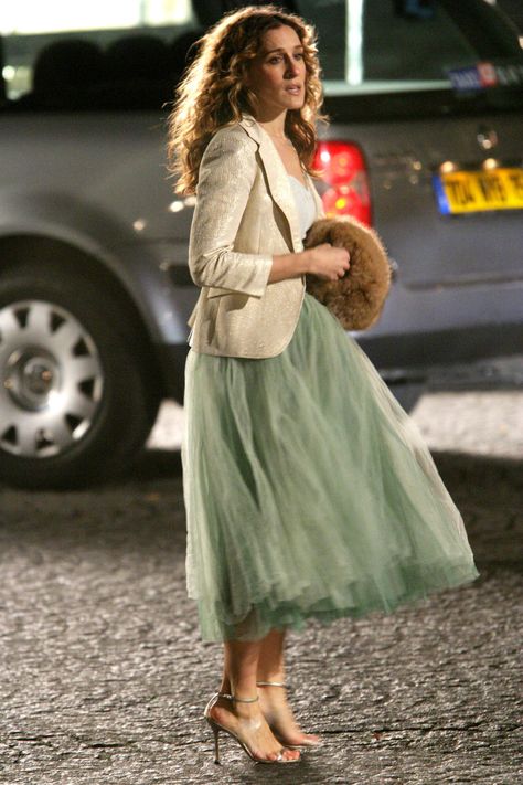 Carrie Bradshaw's 50 Best Looks Sjp Outfits, Carrie Bradshaw Shoes, Sjp Style, Miranda Hobbes, Tutu En Tulle, Iconic Halloween Costumes, Carrie Bradshaw Outfits, Carrie Bradshaw Style, City Outfit