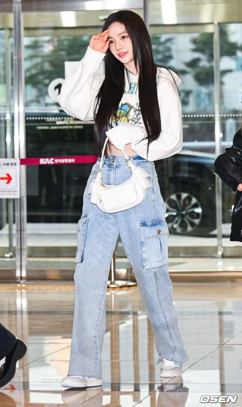 Aespa Airport Fashion, In Airport, Korean Outfit Street Styles, Aespa Karina, Airport Fashion, Fashion Mistakes, Street Outfit, Kpop Fashion Outfits, Airport Style