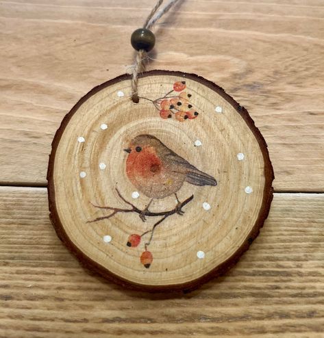 Decopage Ornaments Christmas Gift Ideas, Wood Slice Art Christmas, Wood Slice Art Decor, Wood Round Ornaments, Wood Slice Christmas, Robin Christmas, Pretty Christmas Decorations, Christmas Robin, Circle Crafts