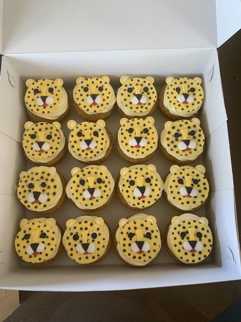 Cheetah cupcakes Cheetah Pull Apart Cupcake Cake, Cheetah Cupcakes Ideas, Cheetah Girls Party, Cheetah Cake Kids, Cheetah Birthday Party Ideas Kids, Cheetah Cake Birthday, Cheetah Birthday Party Ideas, Cheetah Themed Birthday Party, Cheetah Party Ideas