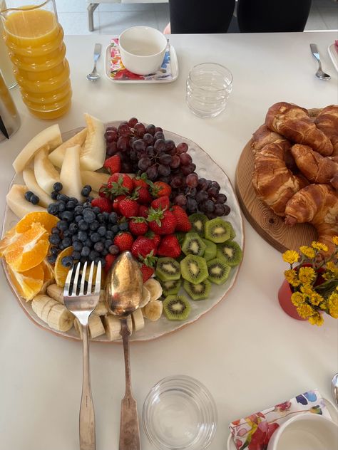 Brekkie, breakfast, lunch, fruit plate, fruit platter, fruit tray, croissant, flowers, kiwi, strawberries, blueberries, honeydew melon, oranges, grapes, cute brunch, morning Breakfast Fruit Platter, Summer Breakfast Ideas, Uni House, Breakfast Summer, Birthday Morning, Breakfast Platter, Summer Breakfast, Fruit Display, Strawberries Blueberries