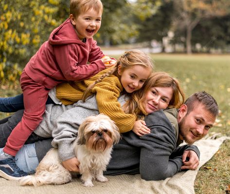 Family Of 4 With Dog, Family With Pets Photography, Family With Dog Photography, Happy Family With Dog, Dog With Family, Happy Family Photography, Family Photoshoot With Dog, Family Photo With Dog, Family Dog Pictures