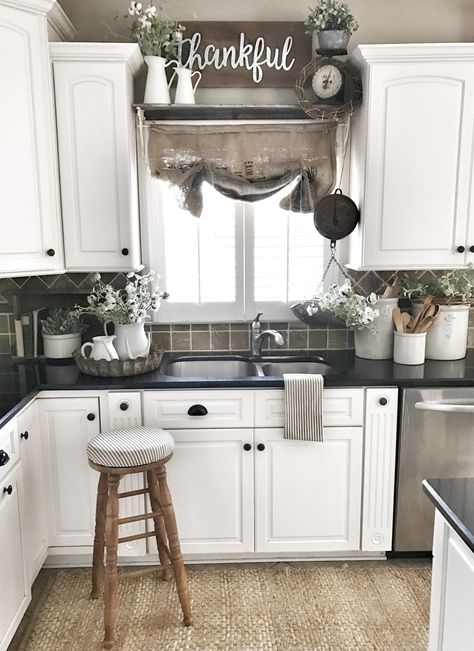 Dapur Rustic, Diy Kitchen Makeover Ideas, Kitchen Sink Decor, Kitchen Sink Window, Model Dapur, Kitchen Diy Makeover, Kabinet Dapur, Decor Ikea, Farmhouse Kitchen Design