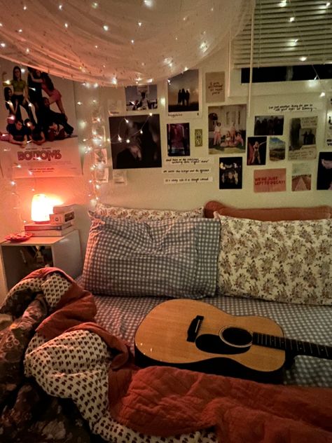 Bed Nook Ideas, Basement Bedroom Ideas No Windows, Jazz Bedroom, Fairy Lights Room, Tumblr Room, Y2k Room, Dorm Inspo, Cozy Room Decor, Pretty Room